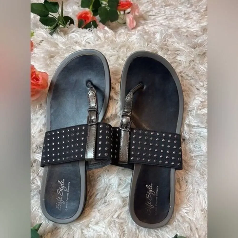 Hush puppies Comfy Strap Sandals black with bronze detail. Rivet detail Size 8.5